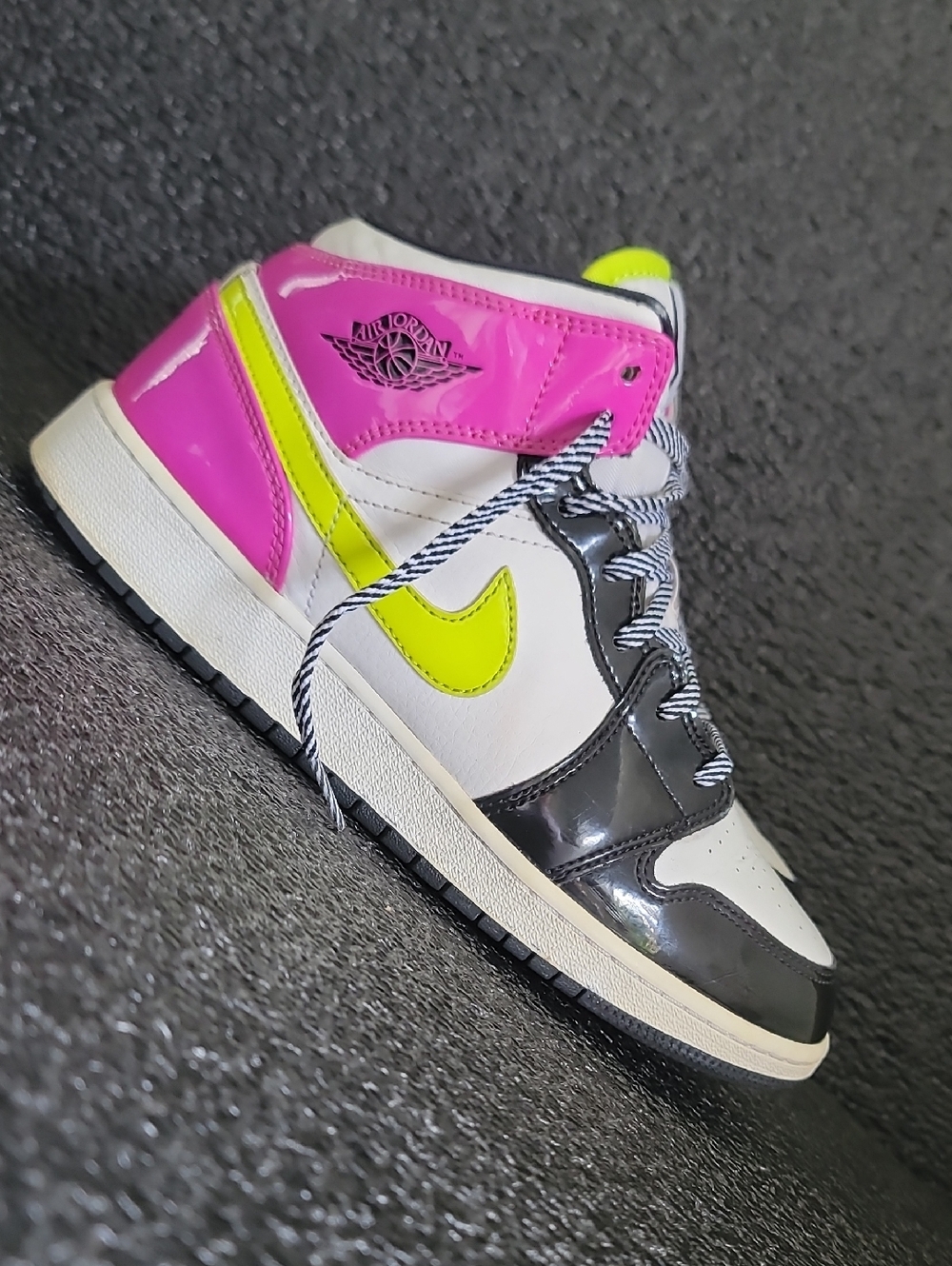 Nike Air Jordan 1 Mid (special edition) "Cyber Active Vibrant Pink" Wmns 8 - Picture 2 of 16